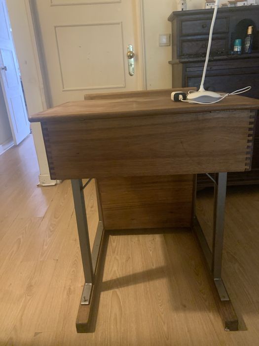 Secretaria escolar dos anos 50  muito estimada e totalmente funcional. Estava no quarto do meu neto, mas  ele já não cabe.Estou a refazer o quarto .