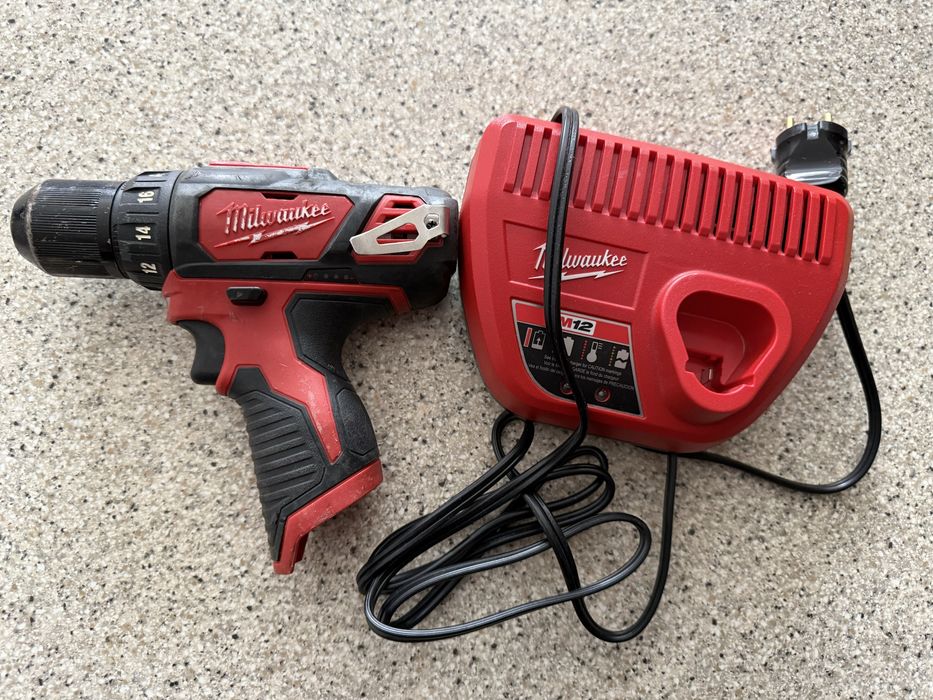 Дриль шуруповерт Milwaukee 2407 з оригінальною зарядкою, без акб