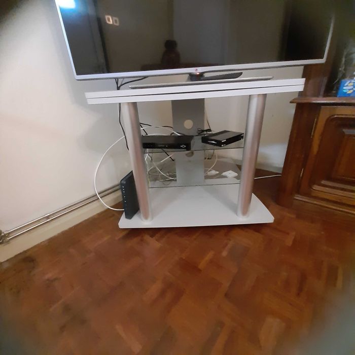 Móvel televisão de canto com base articulada