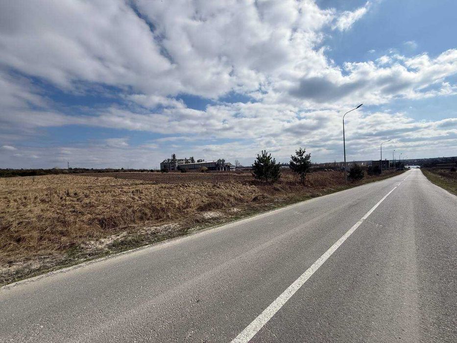 Продаж земельної ділянки в с. Бердихів , 1 га. перша лінія від дороги !