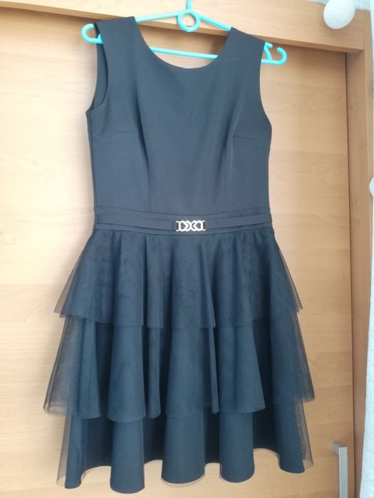 Czarna elegancka sukienka z tiulem