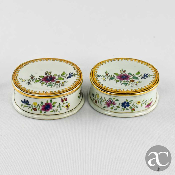 Par de saleiros porcelana da China, decorados com flores, circa 1960