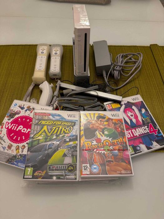 NINTENDO WII com 4 Jogos, 2 Comandos e todos os Cabos