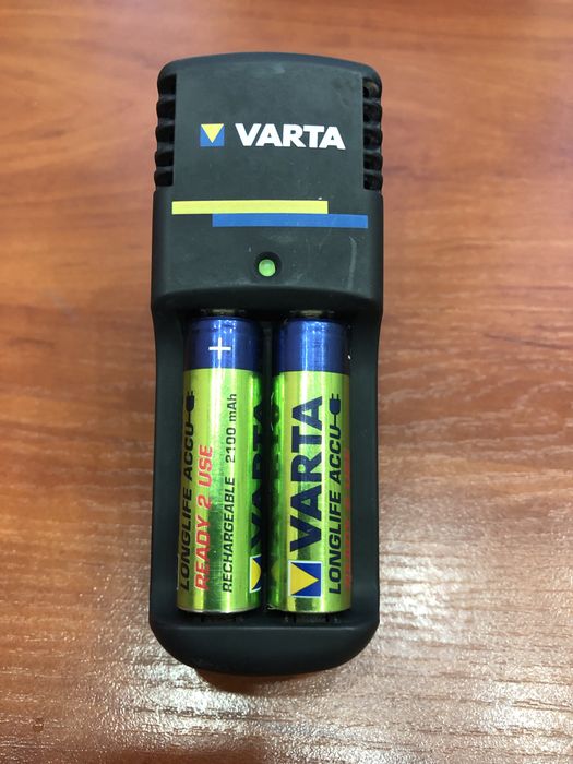 Зарядное VARTA и 2 ак 2100 mAh