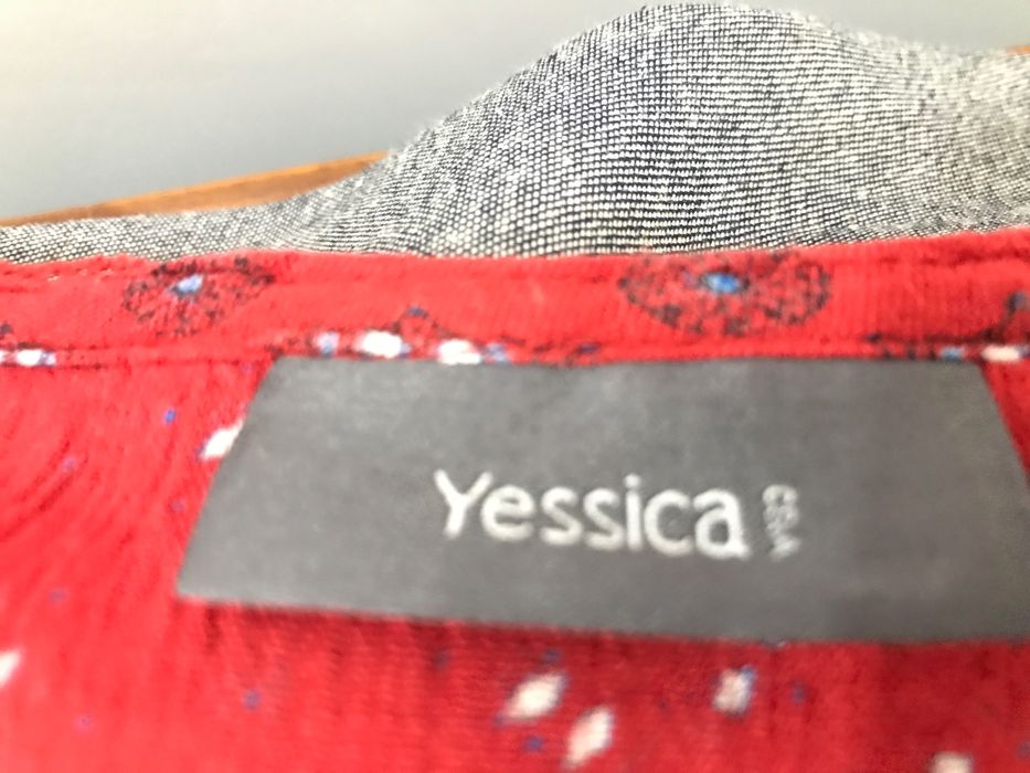 Camisa em tons quentes e padrão floral