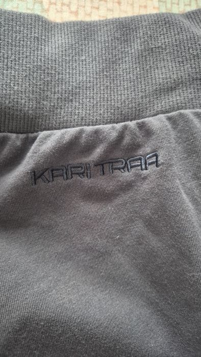 Kari traa joggery S
S granatowe, stan bdb