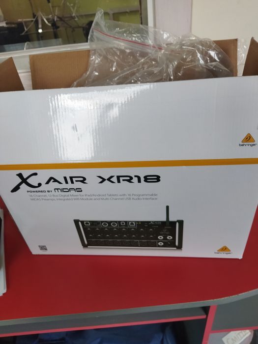 Behringer XR 18 коробка