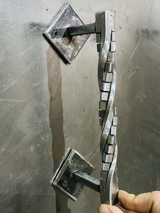 Кована металева ручка