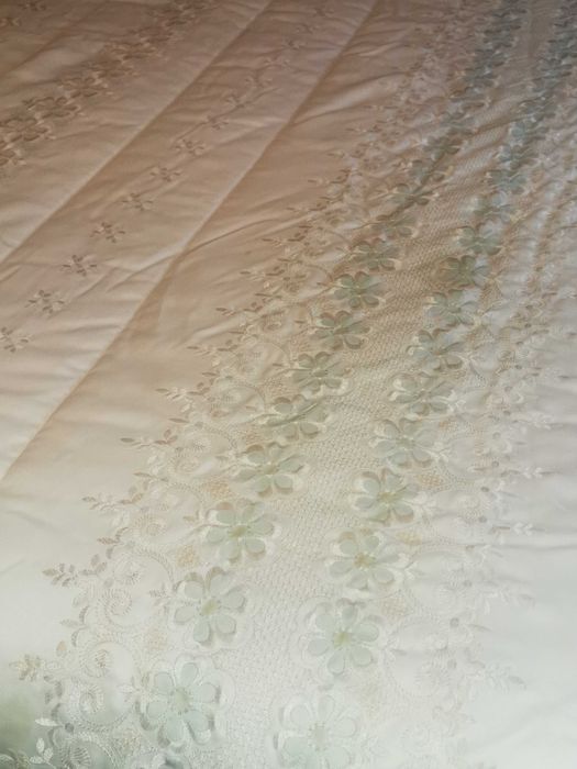 COLCHA BRANCA DE CETIM COM FLORES BORDADAS