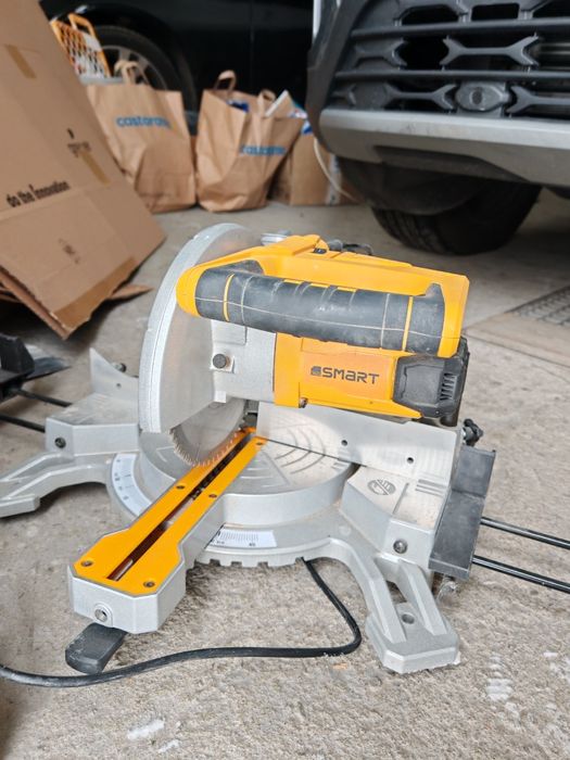 Piła ukośnica z posuwem SMART – średnia tarcza, sprawna