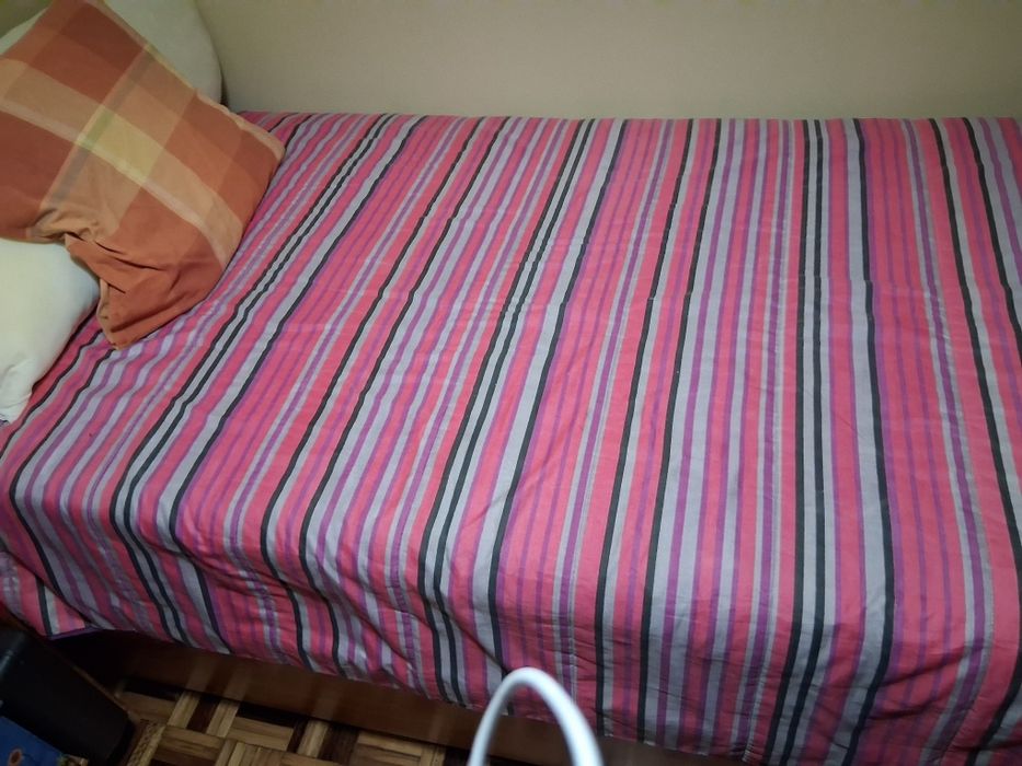 Cama em madeira e mesinha de cabeceira
