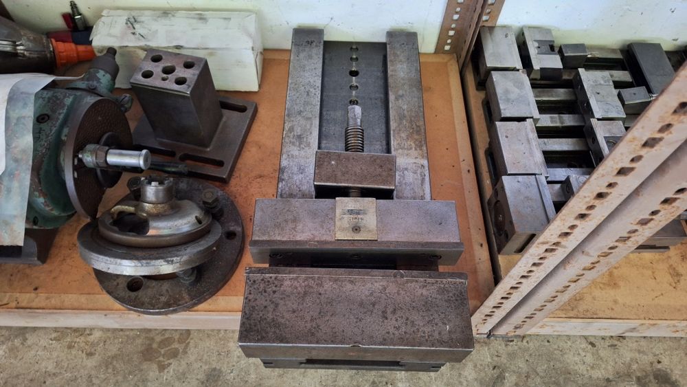 Diversas prensas de a perto e apoio a fresadora