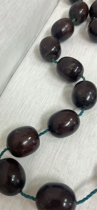 Terço em madeira de grandes dimensões.