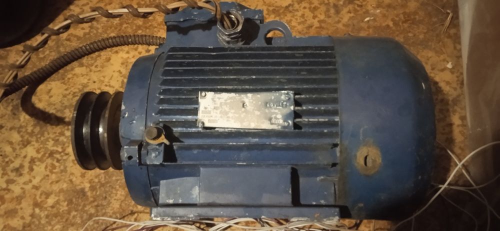 Продам два електричних двигуни в робочому стані  3 фазні 220/380 .