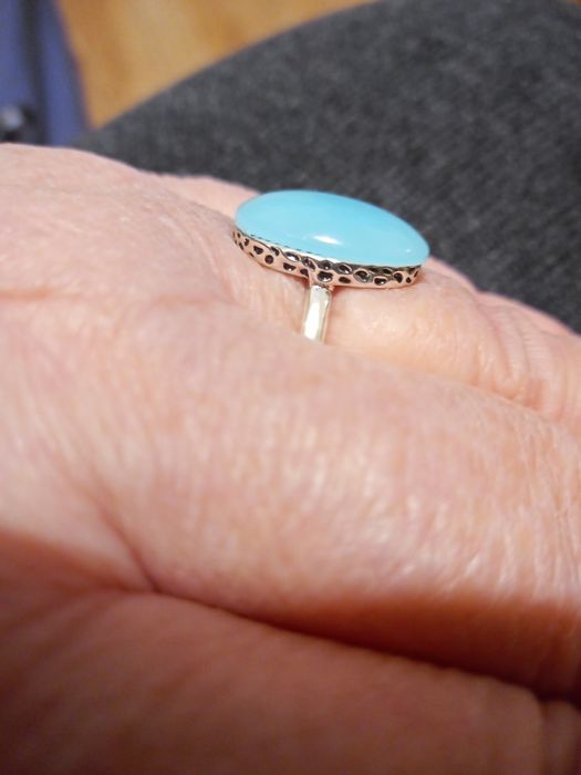 Pierścionek z niebieskim kamieniem