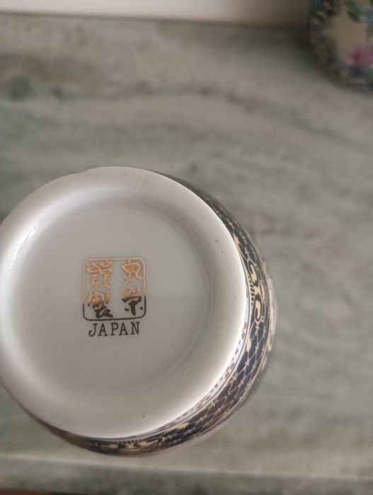 Jarra japonesa com motivos florais