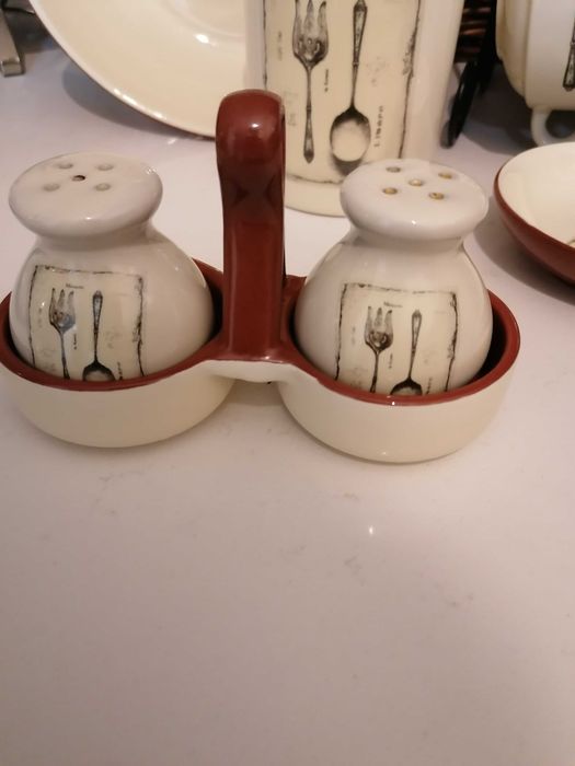 Conjunto de loiça com motivo colher e garfo