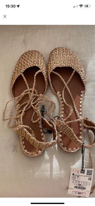 Sapatos dourados novos