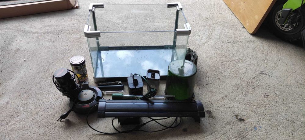 Aquário de 25 litros com diversos acessórios