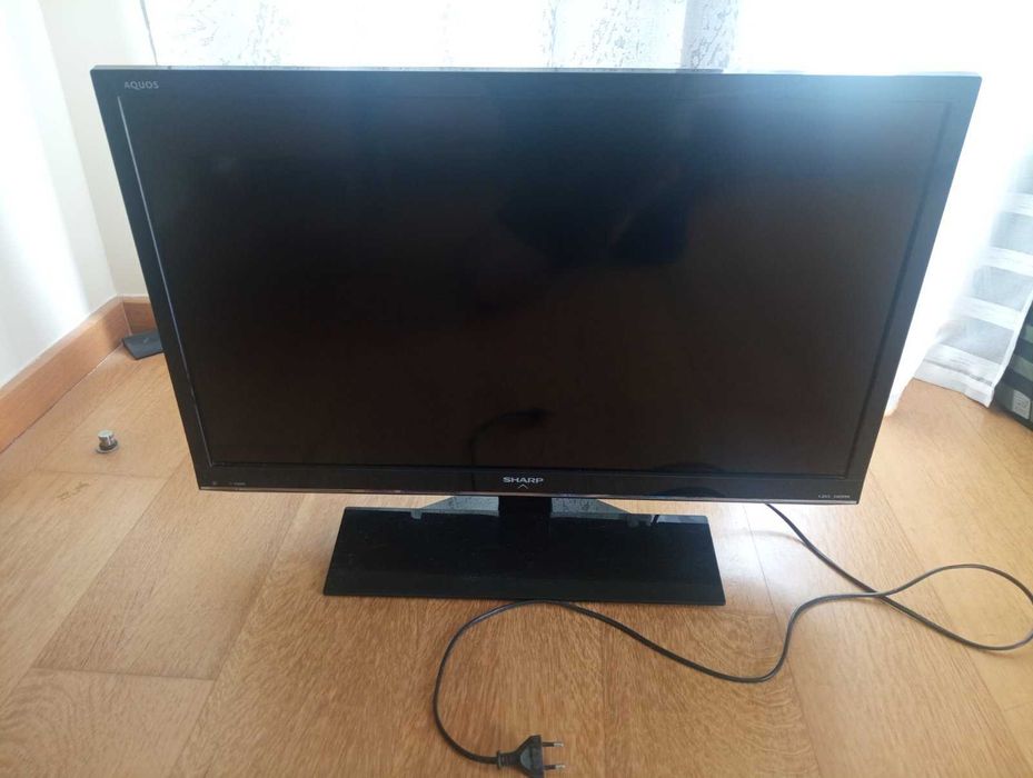 TV Sharp AQUOS 32” LED — sem comando