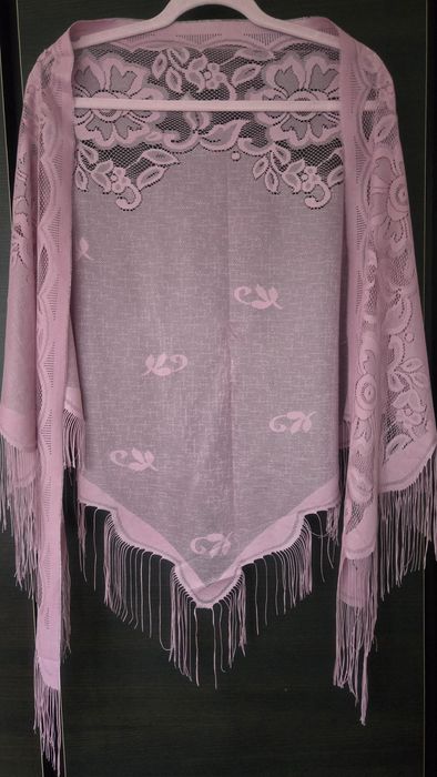 Modna koronkowa chusta z frędzlami