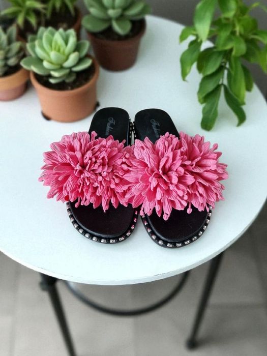 Klapki damskie ze sztucznymi kwiatami 37