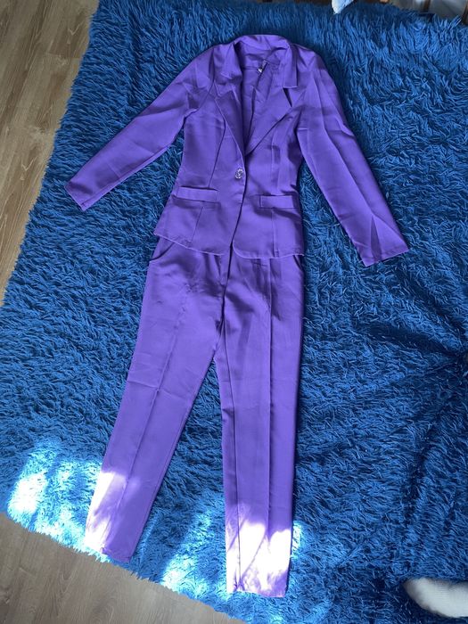 Красивий брючний костюм ( розмір S)