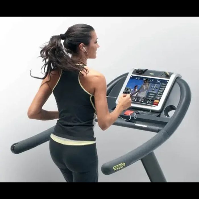 Професійна бігова доріжка  TechnoGym Jog Excite 700