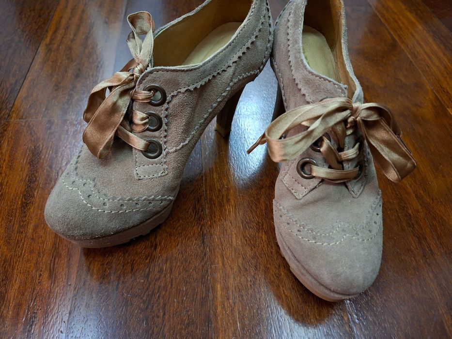 Sapatos em pele tacão alto cor bege com fitas de cetim