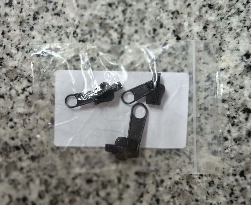 3 zípers para substituição de fechos estragados.
