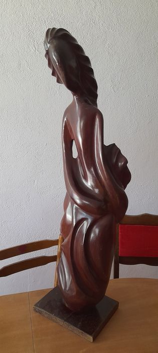 Estatueta de Mulher em Madeira