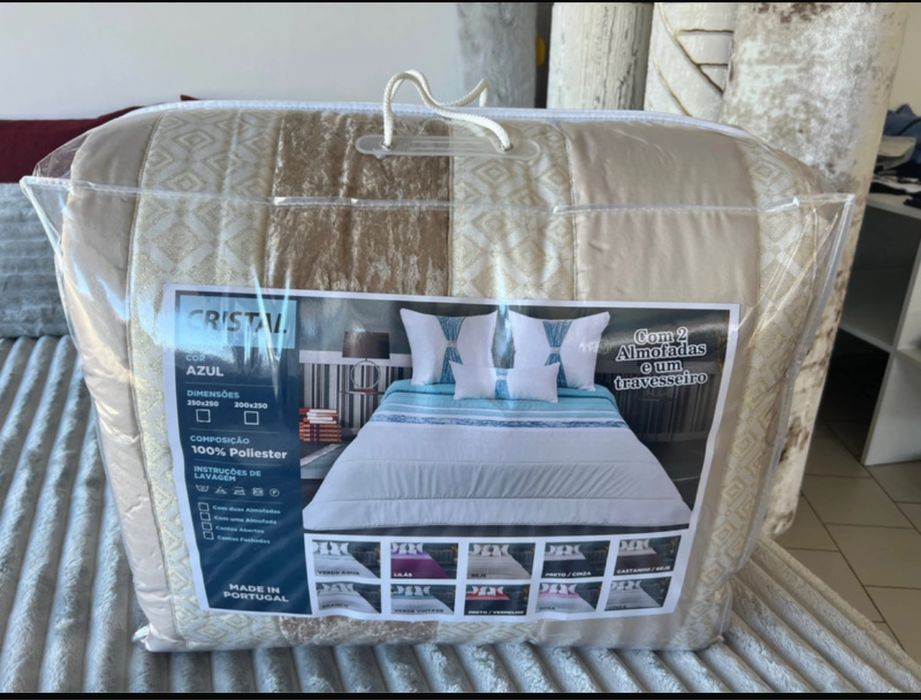 Edredão com aplicacões em veludo e lurex + 2 almofadas + 1 travesseiro