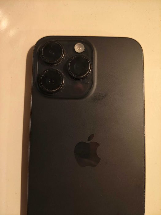 iPhone 15 (para peças, em perfeito estado).