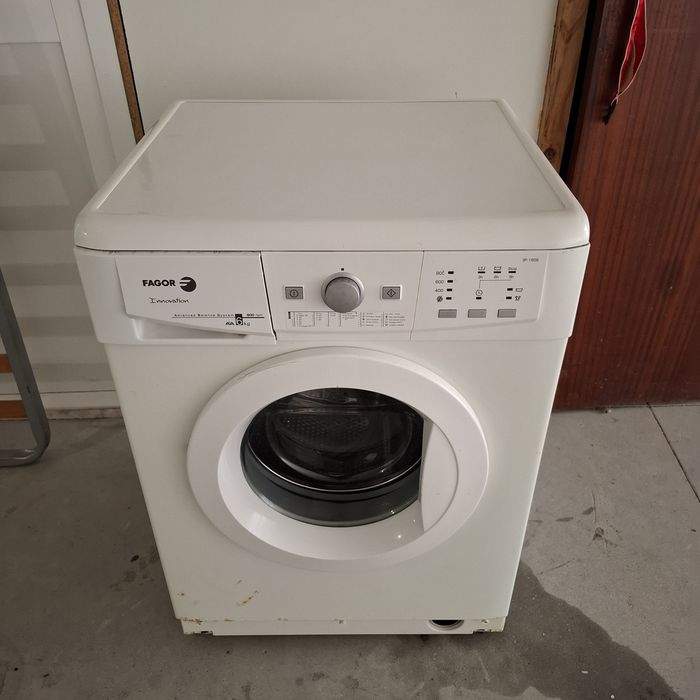 Máquina de lavar roupa Fagor.