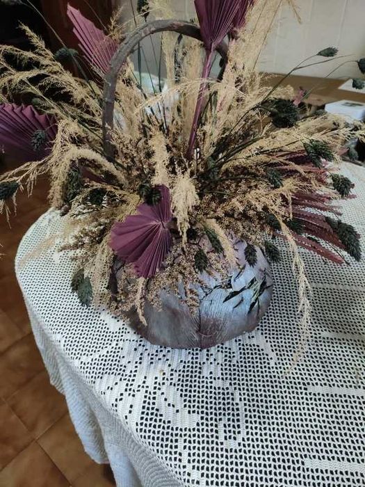 Arranjo flores secas com casca de coco a fazer de vaso