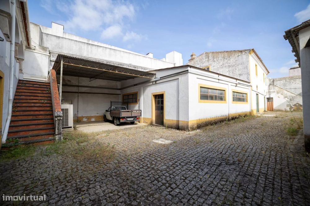 Edifício amplo com 30 salas e elevador em Évora