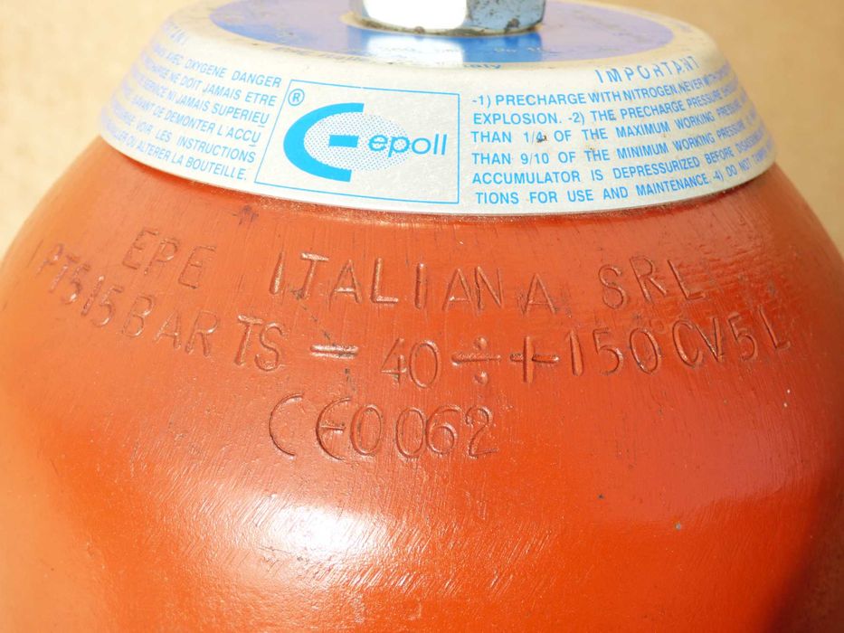 Acumulador hidráulico.