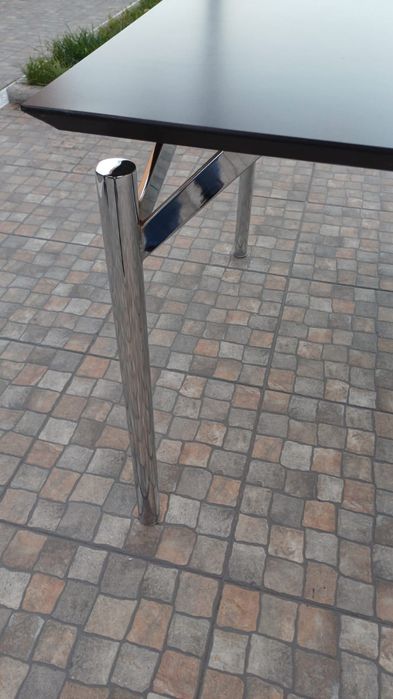 Mesa extensível com pés cromados em bom estado