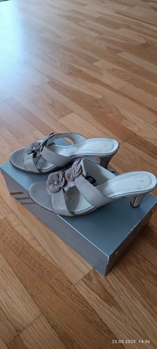 Skórzane klapki na obcasie