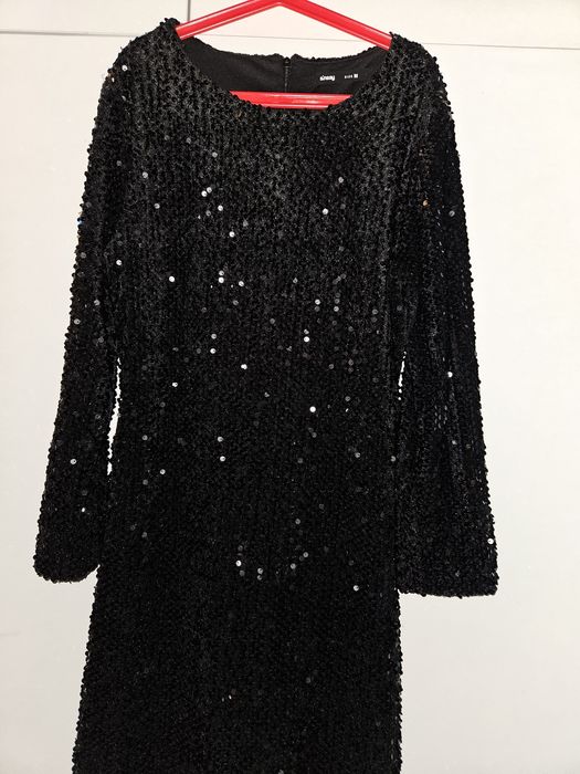 Czarna cekinowa sukienka
