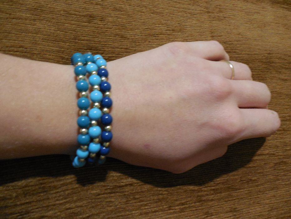 Zestaw biżuterii. Bransoletki i kolczyki.