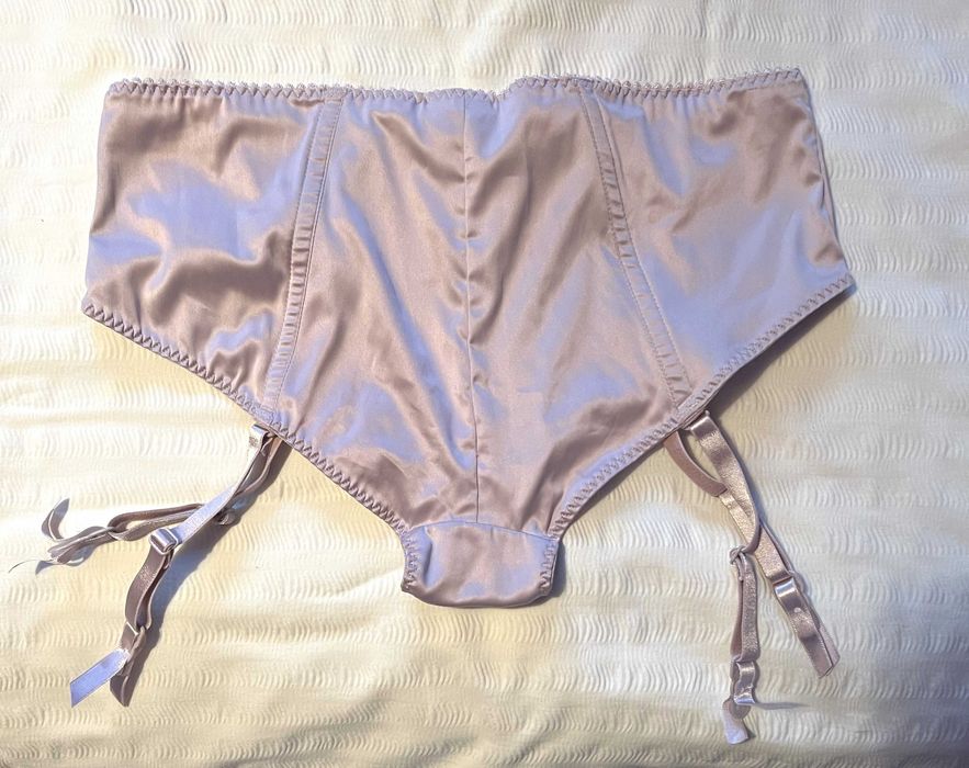 Figi-pas do pończoch, pudrowy róz, atlas, limitowana kolekcja H&M.