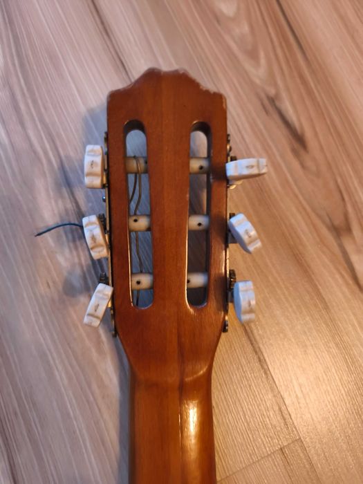 Stara gitara drewniana