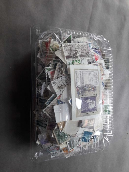 Caixa com mais de 2000 Selos variados todo o Mundo