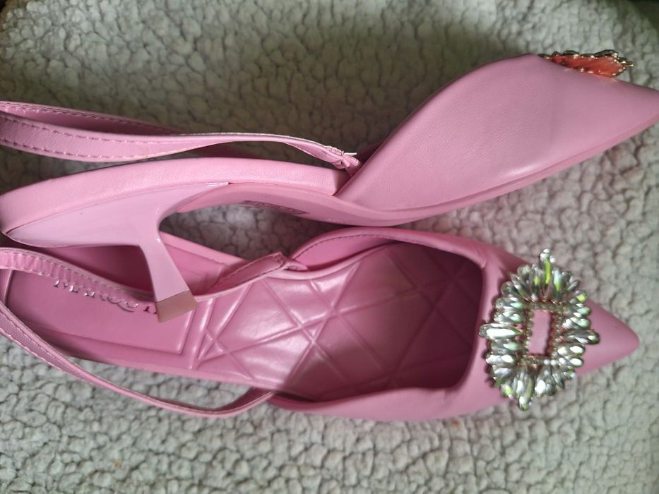 Sapatos rosa com aplicação