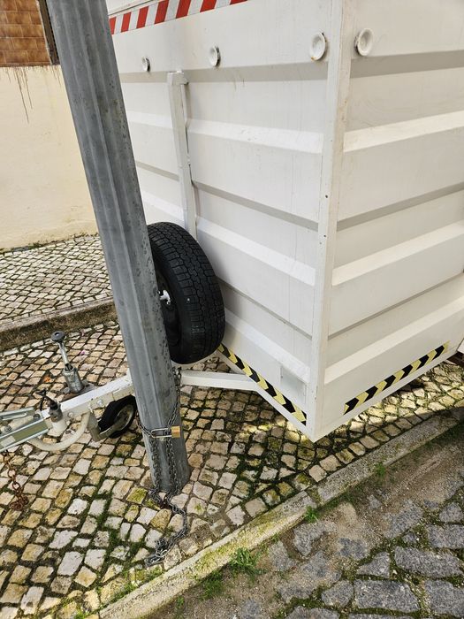 Reboque fechado pintado