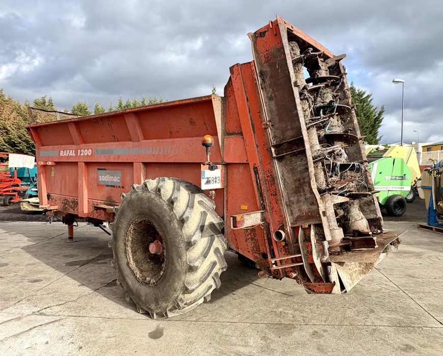 REBOQUE ESPALHADOR DE ESTRUME