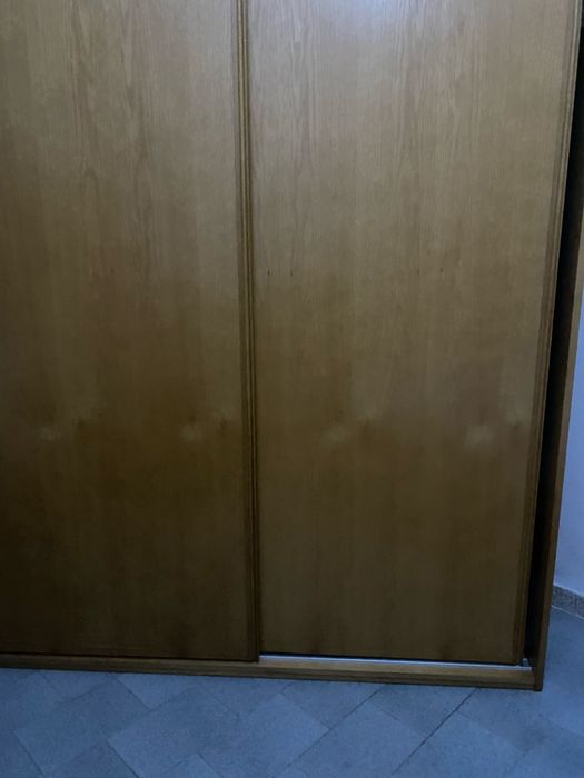 Mobilia quarto casal com mesinhas com guarda fatos de portas correr mais comoda e colchao estrado. Completa como nova