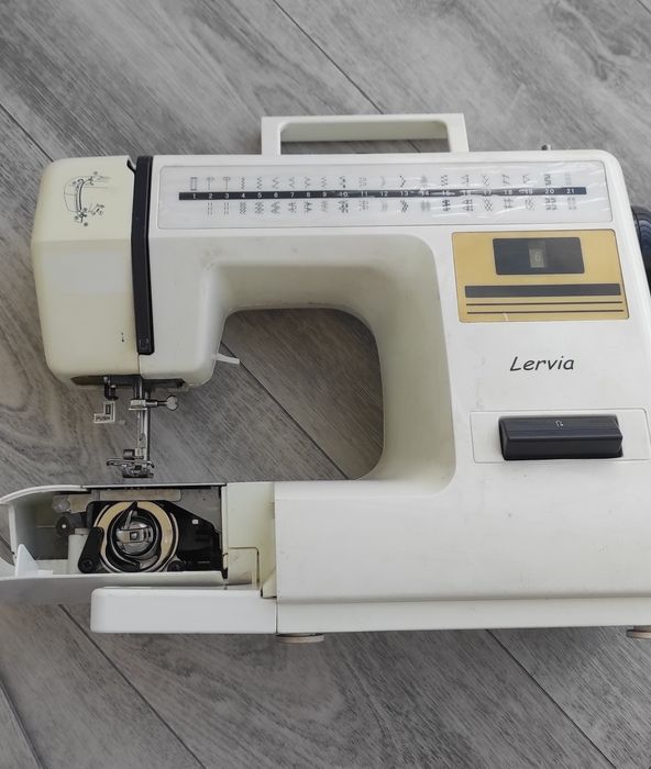 Máquina de costura marca Lervia KH4001