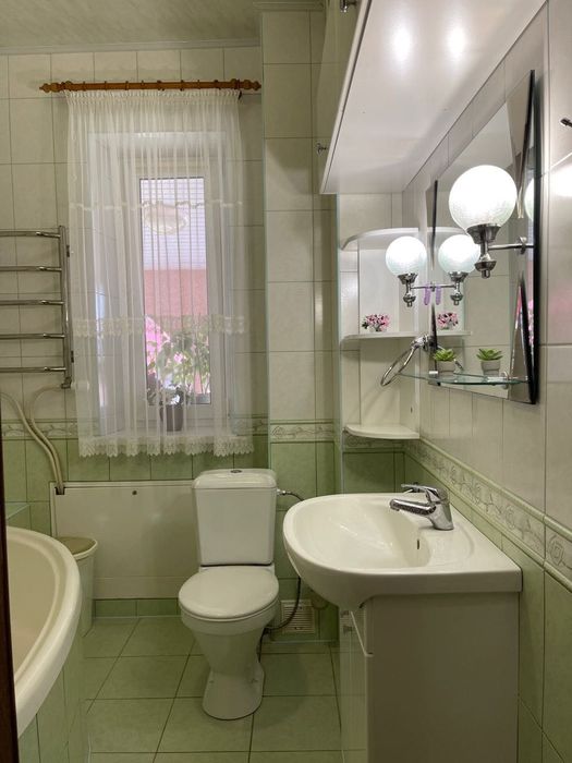 Будинок 2 входи з функціональним цоколем, Басейн та гостевою будівлею